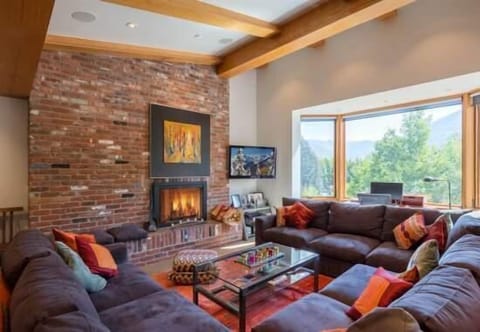 Condo, 5 Bedrooms | Living room