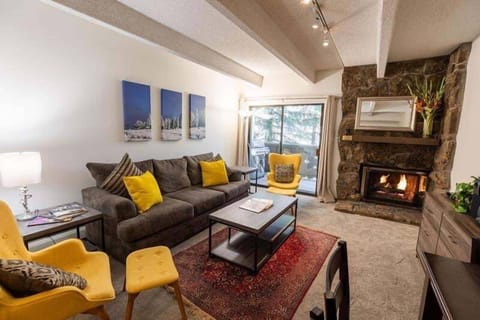 Condo, 3 Bedrooms | Living area