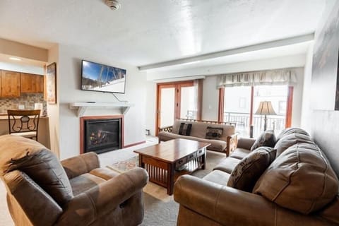 Condo, 2 Bedrooms | Living area