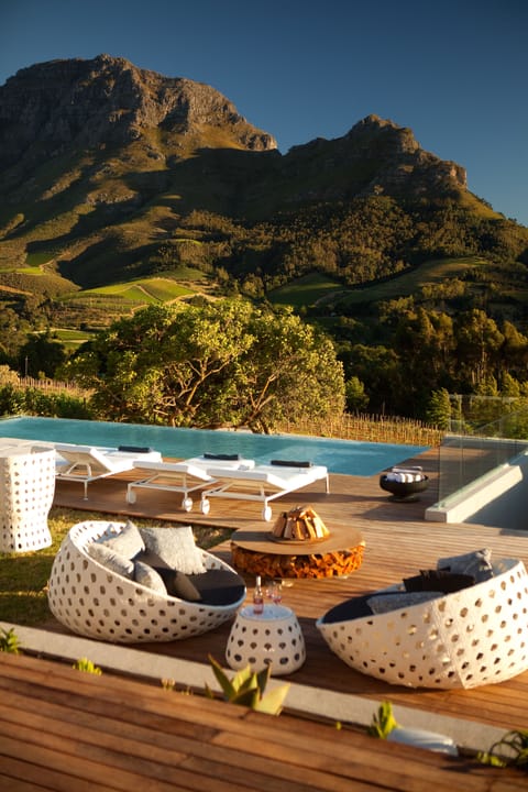 2 outdoor pools, sun loungers