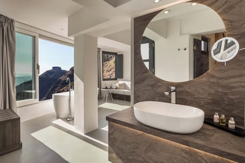 The Experience Suite Caldera & Sea View | Pillowtop beds, minibar, in-room safe, soundproofing