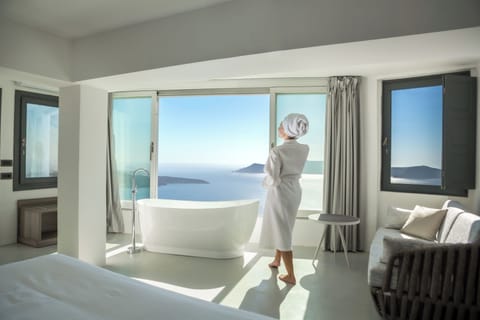 The Experience Suite Caldera & Sea View | Pillowtop beds, minibar, in-room safe, soundproofing