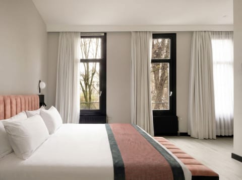 Premium bedding, down comforters, minibar, in-room safe