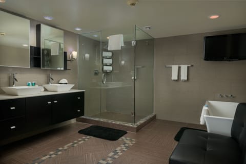 Suite, 1 Bedroom, Kitchen (Extra Floor Space) | Bathroom | Free toiletries, hair dryer, towels