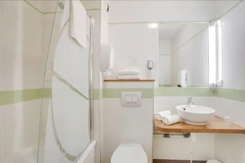 Combined shower/tub, free toiletries, hair dryer