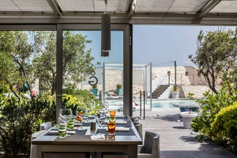 Breakfast, lunch, dinner served; Italian cuisine, pool views 