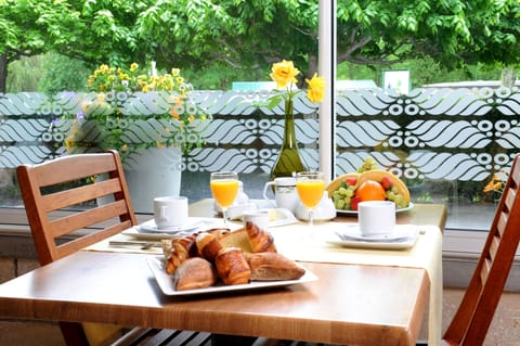 Daily buffet breakfast for a fee