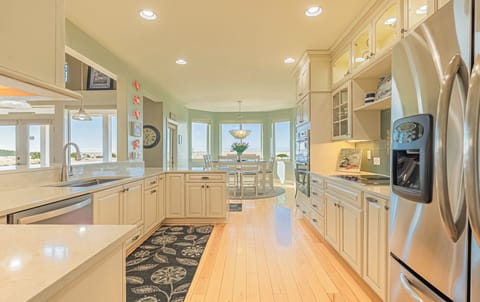 Fully stocked beautiful kitchen in the heart of the home!