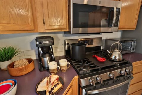 Enjoy breakfast in the kitchen!