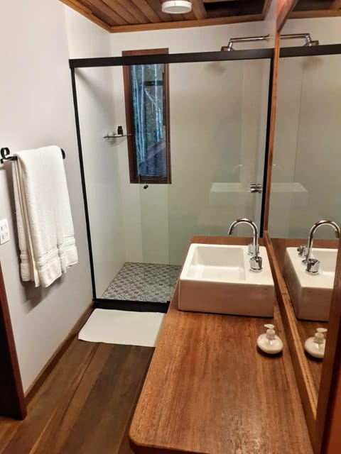 Chalet, 1 Bedroom (Master) | Bathroom | Free toiletries, hair dryer, bathrobes, slippers
