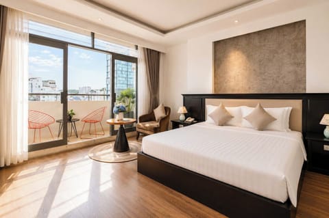 SUITE LUXURY | Minibar, in-room safe, individually decorated, desk