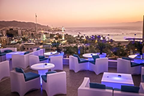 Cocktail bar, ocean views, open daily