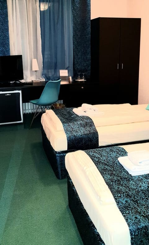 Basic Room | Desk, free WiFi, bed sheets