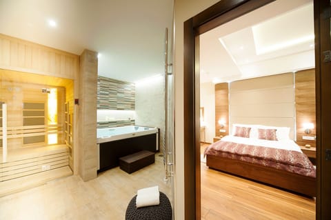 Deluxe Room | Living area | Flat-screen TV