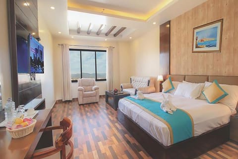 Deluxe Room | Desk, soundproofing, iron/ironing board