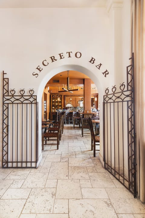 Cocktail bar