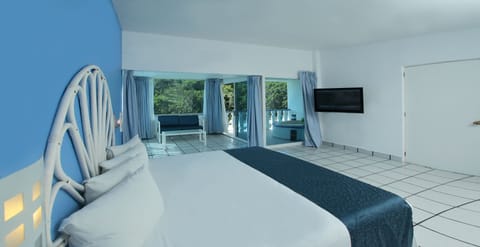 Honeymoon Suite | Minibar, in-room safe, cribs/infant beds, rollaway beds