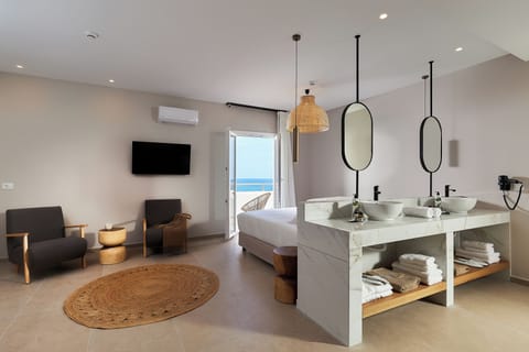 Executive Suite with Jacuzzi | Egyptian cotton sheets, premium bedding, minibar, in-room safe