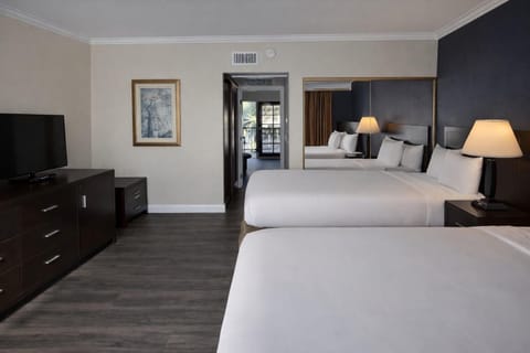 Hypo-allergenic bedding, minibar, in-room safe, desk