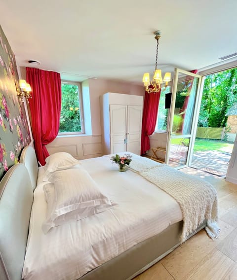 Traditional Double Room ( (in Elisabeth detached house) ) | In-room safe, blackout drapes, soundproofing, iron/ironing board