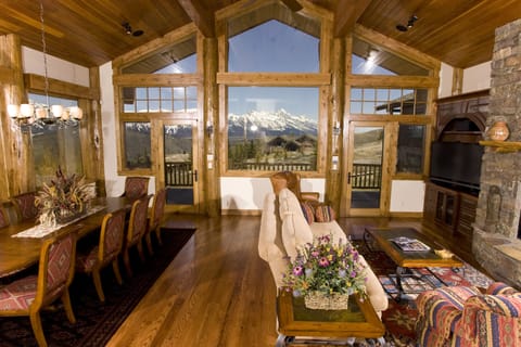 Luxury House, 4 Bedrooms, Mountain View | Living area | Flat-screen TV, DVD player