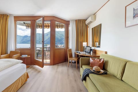 Hypo-allergenic bedding, minibar, in-room safe, desk