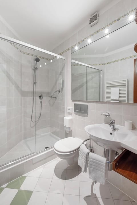 Junior Suite, Partial Lake View | Bathroom | Hair dryer, towels