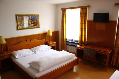 Pillowtop beds, desk, iron/ironing board, free WiFi