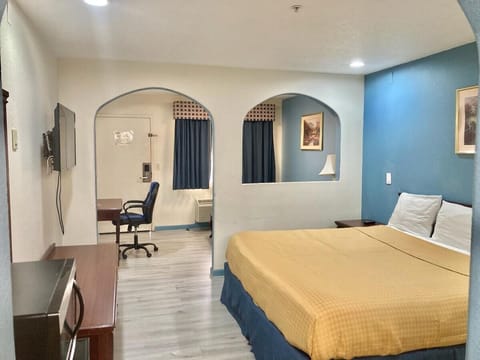 Deluxe Suite, 1 King Bed | 10 bedrooms, desk, blackout drapes, iron/ironing board