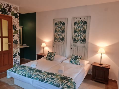Basic House | Iron/ironing board, free WiFi, bed sheets