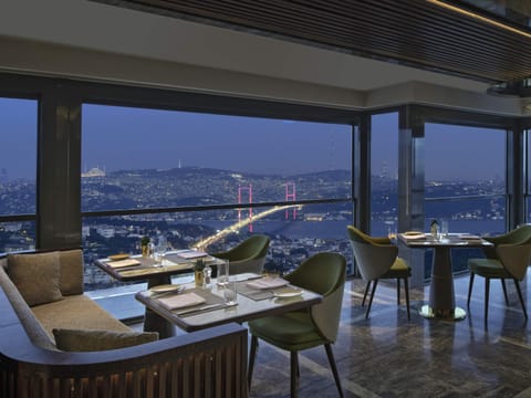 2 restaurants; breakfast, lunch, and dinner served