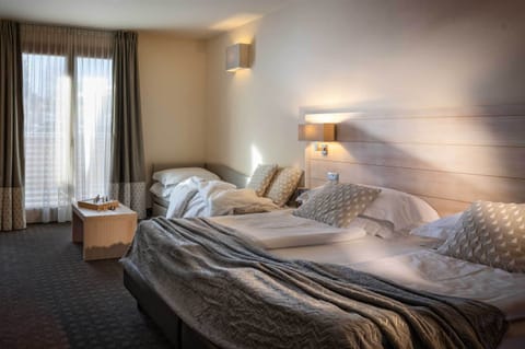 Comfort Triple Room | Minibar, in-room safe, desk, laptop workspace