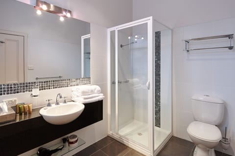 Shower, rainfall showerhead, free toiletries, hair dryer