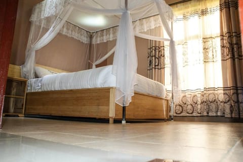 Single Room | Desk, laptop workspace, iron/ironing board, free WiFi