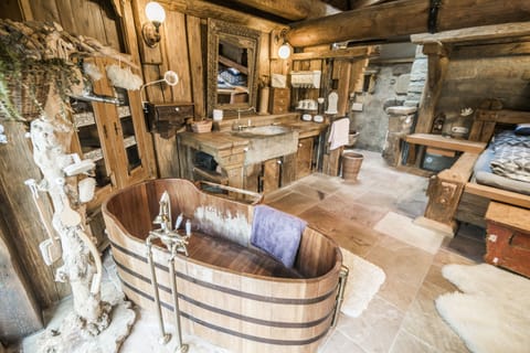 Deluxe House | Bathroom | Combined shower/tub, hair dryer, towels, toilet paper