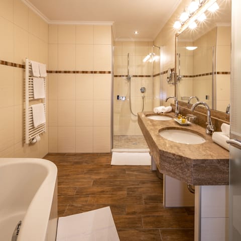 Family Suite | Bathroom | Free toiletries, hair dryer, bathrobes, towels