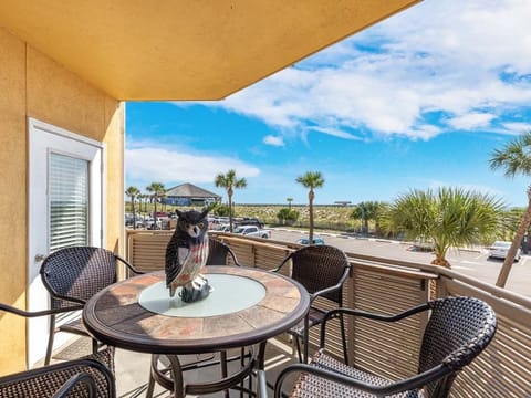 Balcony with seating for 6 - overlooking the beach, pier and Fannies on the Beach