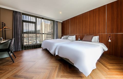Signature Royal Suite Family Twin | Individually decorated, desk, laptop workspace, soundproofing