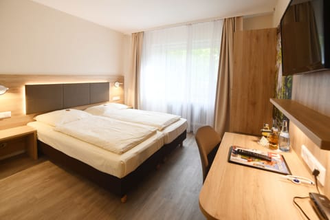 Hypo-allergenic bedding, desk, blackout drapes, free WiFi