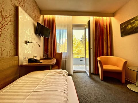 Comfort Single Room with extendable 90-140 cm bed on room wall | Desk, blackout drapes, free WiFi, bed sheets