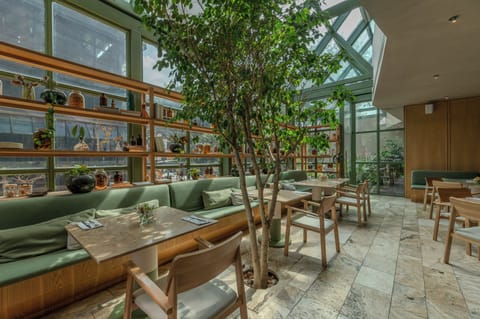 2 restaurants; breakfast, lunch, dinner, and brunch served