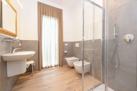 Superior Double Room | Bathroom | Shower, rainfall showerhead, free toiletries, hair dryer