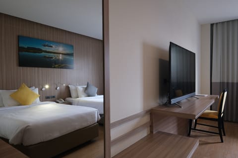Deluxe Twin Room | Premium bedding, minibar, desk, blackout drapes