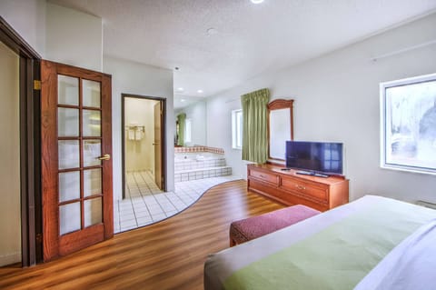 Desk, iron/ironing board (on request), WiFi (free), bed sheets