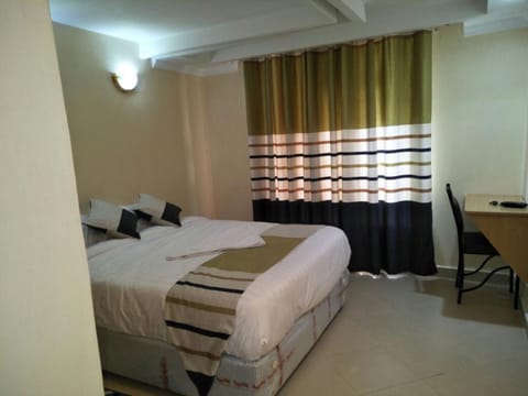 Double Room | Desk, WiFi (free), bed sheets