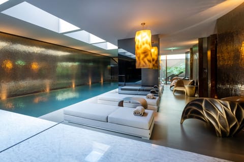 Indoor pool, sun loungers
