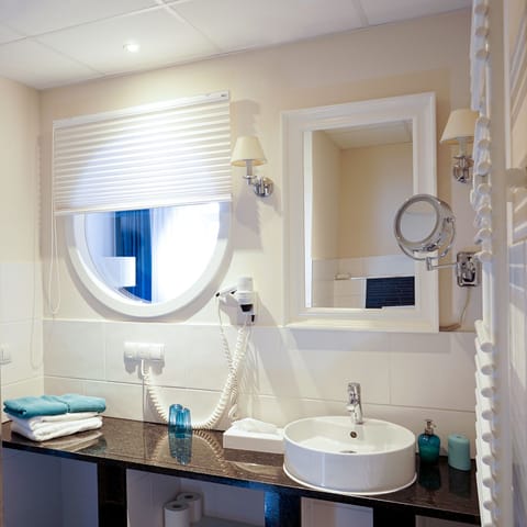 Shower, hair dryer, towels