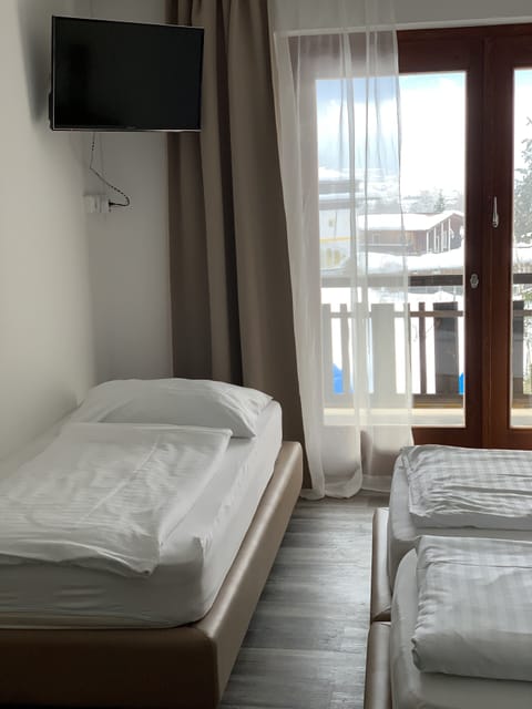 Comfort Triple Room | Individually decorated, individually furnished, soundproofing, free WiFi