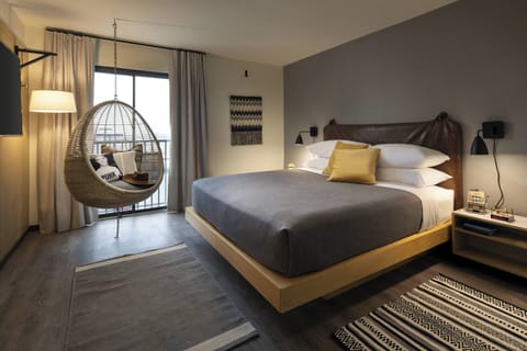 Premium bedding, in-room safe, blackout drapes, free WiFi