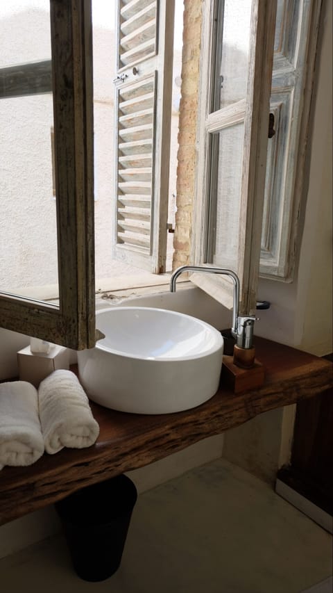 Deluxe Double Room (Dalla) | Bathroom | Free toiletries, hair dryer, bathrobes, slippers